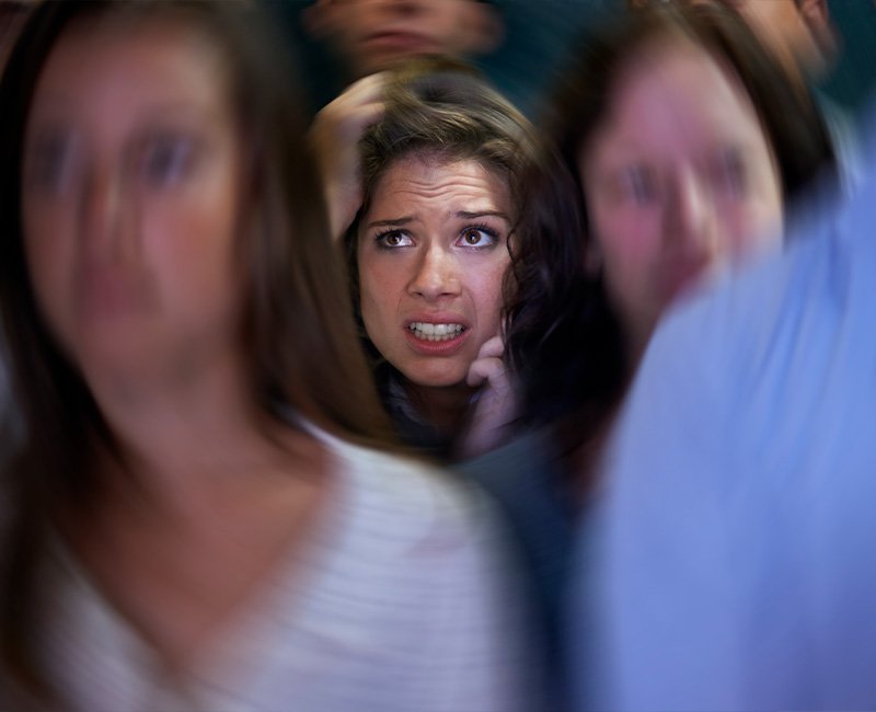 Paciente em momento introspectivo durante um episódio de ansiedade leve, representando o impacto emocional do transtorno e a importância de buscar ajuda.